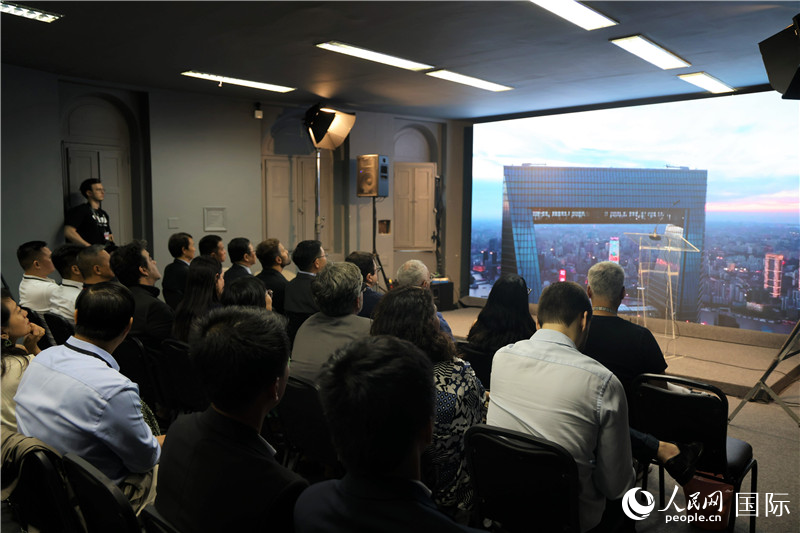 與會(huì)嘉賓在現(xiàn)場觀看“中國影視作品展播季”活動(dòng)宣傳片。人民網(wǎng)記者 時(shí)元皓攝