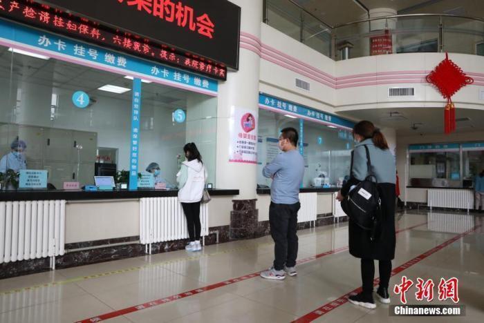 資料圖：市民在醫(yī)院門診大廳間隔排隊(duì)掛號(hào)。<a target='_blank' href='/'><p  align=