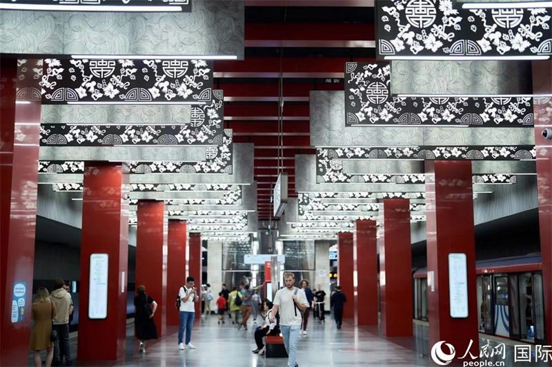 莫斯科米丘林大街地鐵站洋溢著濃郁的“中國風(fēng)”。人民網(wǎng)記者 馬天翼攝