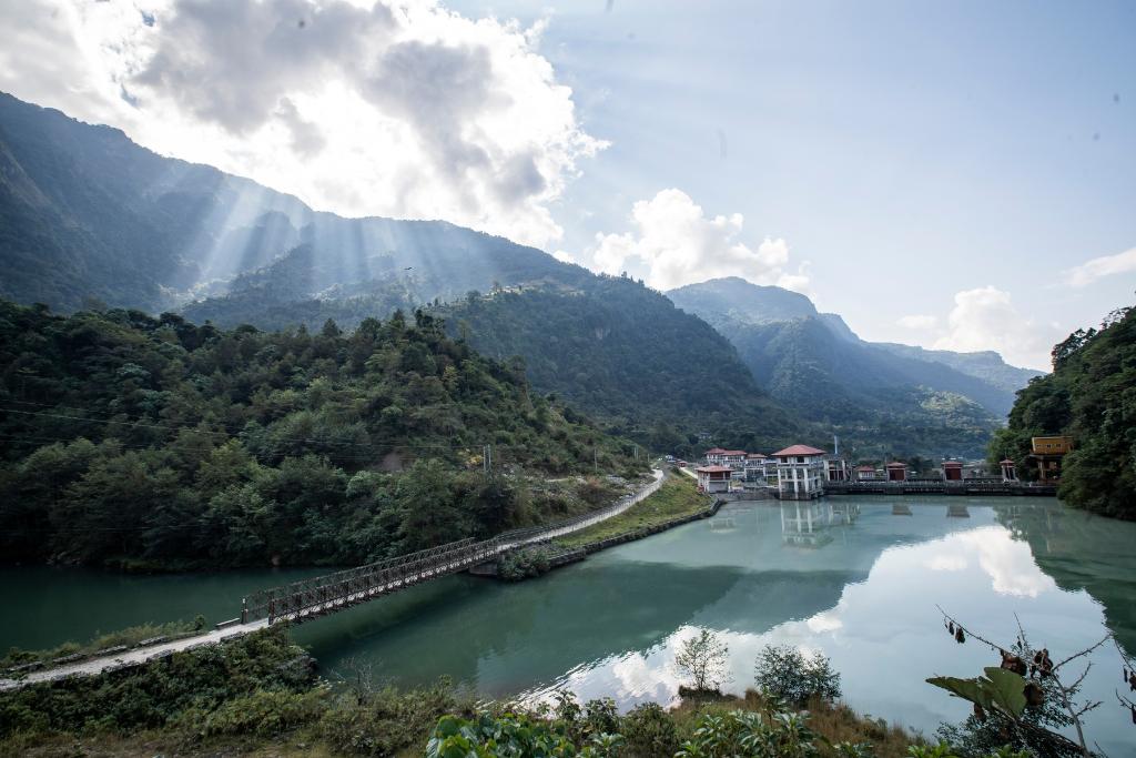 這是2022年11月8日拍攝的尼泊爾上馬相迪A水電站大壩。上馬相迪A水電站位于尼泊爾西部勒姆宗縣，2013年1月開工建設(shè)，2017年1月1日投入商業(yè)運營。該水電站投入運營以來，極大緩解了尼泊爾電力緊缺局面。新華社發(fā)（哈里·馬哈爾詹 攝）