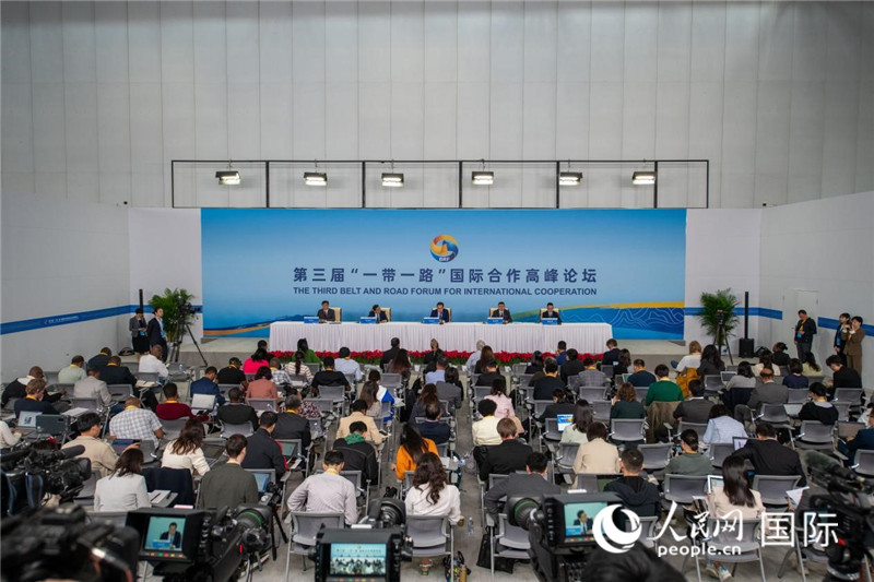 10月16日，第三屆“一帶一路”國際合作高峰論壇新聞中心在北京國家會議中心舉行首場吹風會，邀請自然資源部國際合作司和相關單位負責人介紹有關情況，并回答記者提問。人民網記者 翁奇羽攝