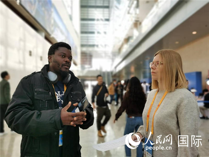 剛果（金）未來集團廣播電視部記者雨果-恩澤扎接受人民網(wǎng)采訪。人民網(wǎng) 孫鴻宇攝