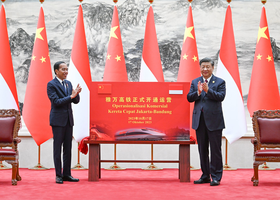 10月17日下午，國(guó)家主席習(xí)近平在北京人民大會(huì)堂同來(lái)華出席第三屆“一帶一路”國(guó)際合作高峰論壇并進(jìn)行國(guó)事訪問(wèn)的印度尼西亞總統(tǒng)佐科舉行會(huì)談。會(huì)談后，兩國(guó)元首共同為雅萬(wàn)高鐵正式開(kāi)通運(yùn)營(yíng)揭幕。