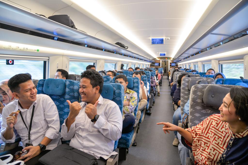10月17日，乘客在行駛中的雅萬(wàn)高鐵高速動(dòng)車(chē)組列車(chē)車(chē)廂內(nèi)交談。