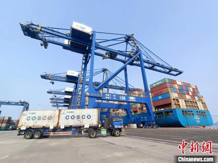 圖為海南洋浦國際集裝箱碼頭，卡車將集裝箱從后方堆場運往碼頭裝卸區(qū)?！堅潞?攝