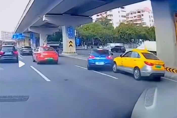 視頻截圖顯示，發(fā)生碰撞的剎那，出租車后方似乎確有車燈點亮。