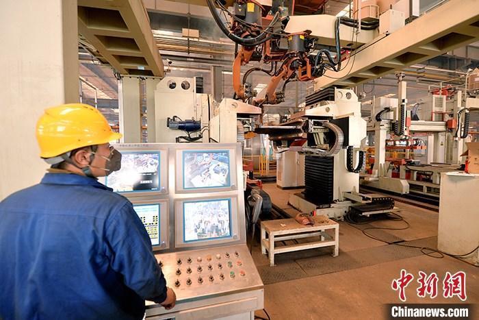 資料圖：車間內工作人員進行機器操作。<a target='_blank' href='/' _fcksavedurl='/'><p  align=