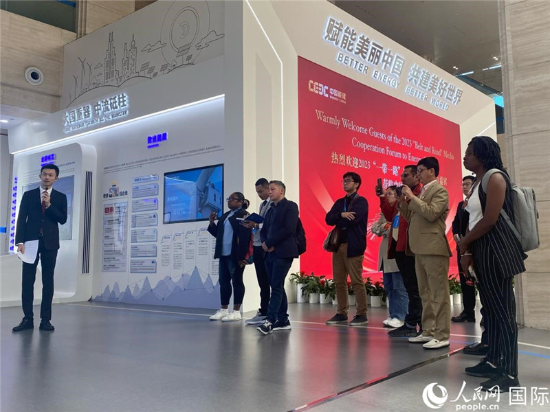 2023“一帶一路”媒體合作論壇聯(lián)合采訪團參訪中國能建。人民網(wǎng)記者 于洋攝