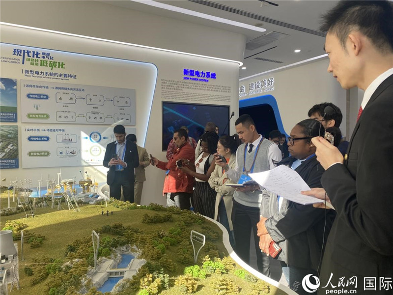 2023“一帶一路”媒體合作論壇聯(lián)合采訪團參訪中國能建。人民網(wǎng)記者 于洋攝