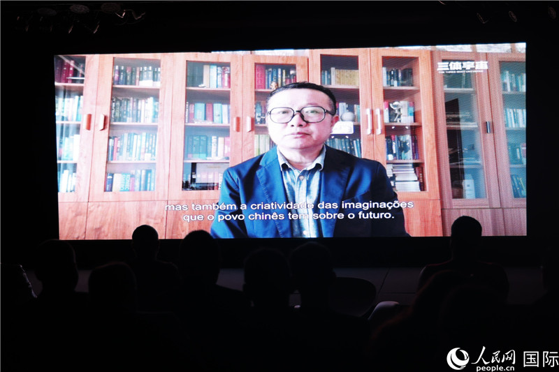 長篇小說《三體》作者劉慈欣通過視頻致辭。 人民網(wǎng)記者 時元皓攝