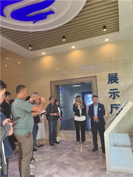 （在文瀾智谷中試產業(yè)基地，中外記者深入了解科技轉化情況 趙橙涔攝）