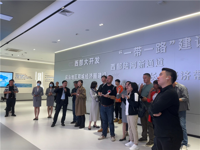 （成都國際鐵路港展廳，中外記者邊聽邊記，了解成都國際鐵路港運行情況 趙橙涔攝