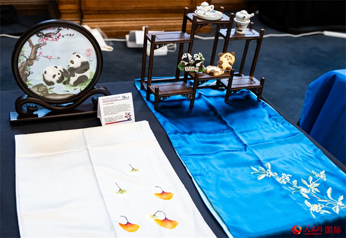 活動(dòng)現(xiàn)場(chǎng)的現(xiàn)場(chǎng)文創(chuàng)展、互動(dòng)體驗(yàn)區(qū)、非遺區(qū)展示。人民網(wǎng) 郭錦標(biāo)攝