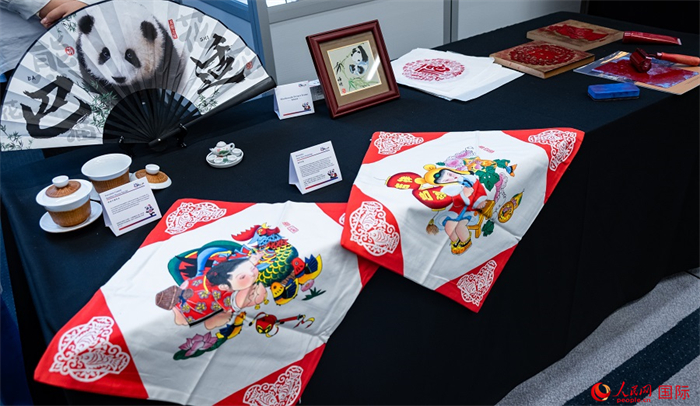 活動(dòng)現(xiàn)場(chǎng)的現(xiàn)場(chǎng)文創(chuàng)展、互動(dòng)體驗(yàn)區(qū)、非遺區(qū)展示。人民網(wǎng) 郭錦標(biāo)攝