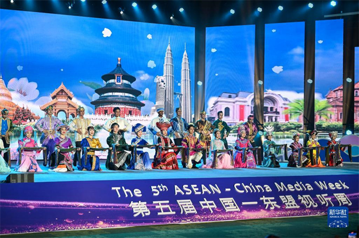 10月21日，在馬來西亞行政首都普特拉賈亞，演員在第五屆中國—東盟視聽周開幕活動上表演。新華社記者 程一恒 攝