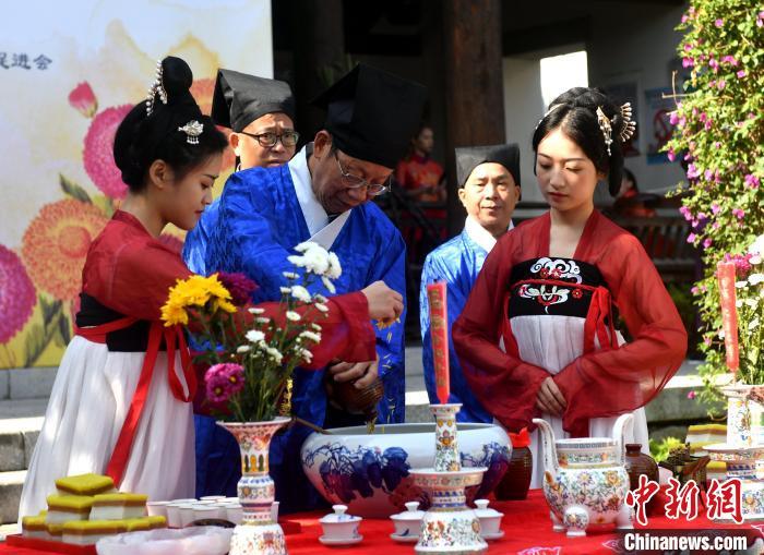 資料圖：圖為傳統(tǒng)重陽祭酒儀式。　呂明 攝