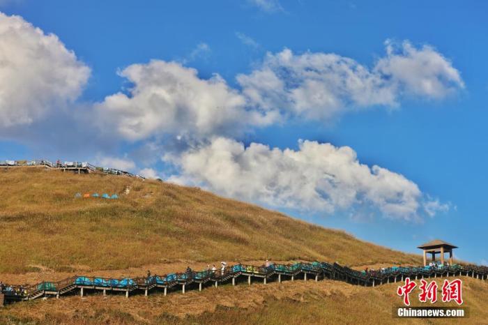 資料圖：圖為江西武功山高山草甸旁的登山步道，游客在登山。 劉力鑫 攝