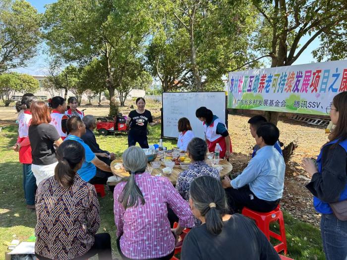 10月23日，廣東韶關(guān)農(nóng)村的互助養(yǎng)老探索，結(jié)合仁化縣董塘鎮(zhèn)新龍村的重陽節(jié)活動，將村支書、婦女主任、項目管理人員、新龍村助老員、村民志愿者、健康熱心的老人聚集在一起。 受訪者供圖