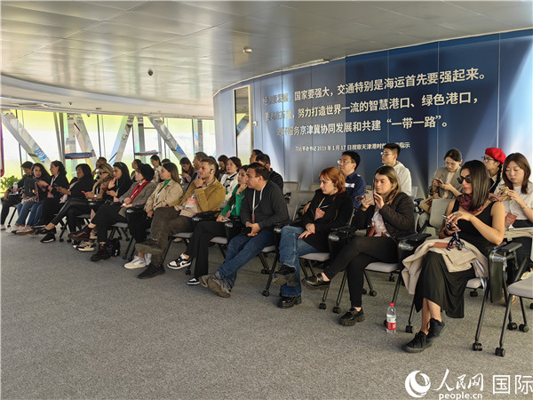 外媒記者探訪天津港北疆港區(qū)C段智能化集裝箱碼頭。人民網(wǎng)記者 符園園攝