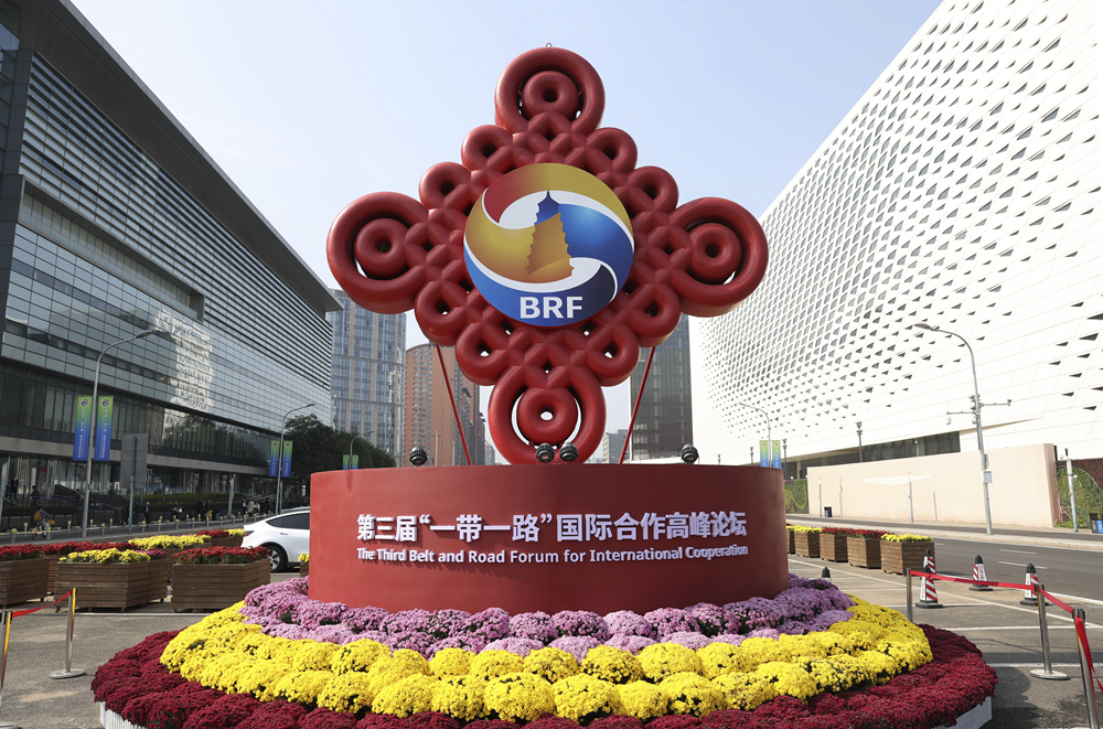這是在北京國(guó)家會(huì)議中心附近拍攝的“一帶一路”國(guó)際合作高峰論壇景觀布置（2023年10月17日攝）。新華社記者 陳斌 攝