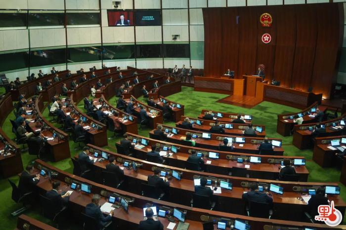 李家超在立法會宣讀新一份施政報告。圖片來源：香港“點新聞” 麥鈞杰 攝