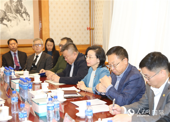 1.2023年10月30日，沈敏娟（右三）大使與中企代表座談。人民網(wǎng)記者 霍文攝