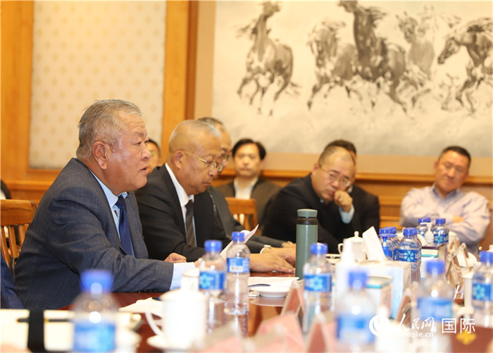 2.2023年10月30日，張義波（左一）會長匯報商會工作情況。人民網(wǎng)記者 霍文攝