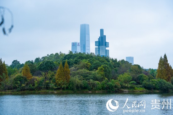 城市地標(biāo)與綠水青山相得益彰。人民網(wǎng) 陽(yáng)茜攝