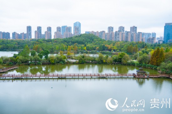 秋日時(shí)節(jié)，觀山湖公園景色美不勝收。人民網(wǎng) 陽(yáng)茜攝