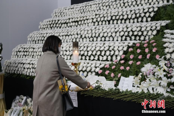當(dāng)?shù)貢r(shí)間11月1日23時(shí)45分許，韓國(guó)民眾在位于首爾廣場(chǎng)的集體焚香所悼念梨泰院踩踏事故遇難者。 <a target='_blank' href='/'><p  align=