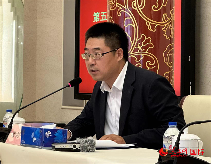 10月31日，歐美同學(xué)會(huì)副秘書(shū)長(zhǎng)滕劍峰在第五屆中法文化論壇媒體吹風(fēng)會(huì)上講話。（人民網(wǎng) 謝瑩攝）