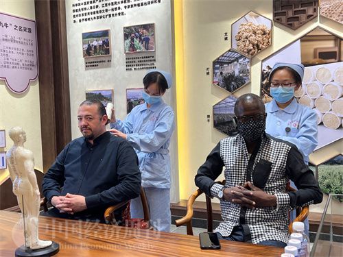  （外媒記者爭先恐后體驗艾灸，直呼神奇。中國經(jīng)濟周刊記者 郭志強 攝）