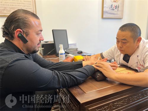   （外媒記者走進中醫(yī)堂，問診中醫(yī)名師。中國經(jīng)濟周刊記者 郭志強攝）