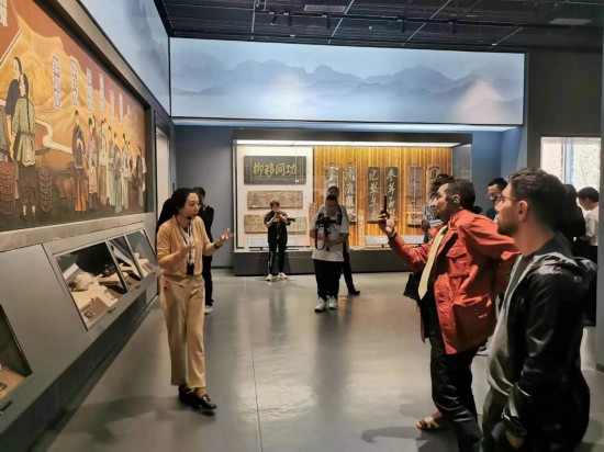  2023“一帶一路”媒體合作論壇聯(lián)合采訪團(tuán)參觀中國藥都中醫(yī)藥博物館。（本報記者 黃超攝）