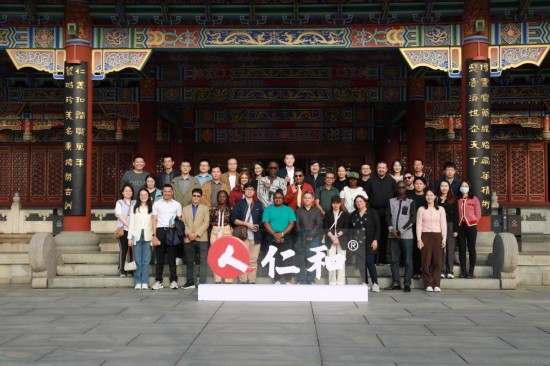 2023“一帶一路”媒體合作論壇聯(lián)合采訪團(tuán)參觀仁和集團(tuán)。（受訪者供圖）