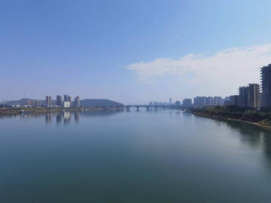 　　10月24日，在清水塘大橋景觀通道上拍攝的湘江景色。本報記者 常雯宜攝