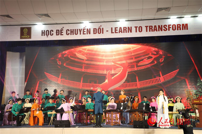 越南新活力民族樂團(tuán)的藝術(shù)家在進(jìn)行演奏。人民網(wǎng)記者楊曄攝