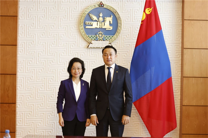 10月31日，中國(guó)駐蒙古國(guó)大使沈敏娟到任拜會(huì)蒙政府辦公廳主任兼蒙古人民黨總書記阿瑪爾巴伊斯格楞（右）。中國(guó)駐蒙古使館供圖