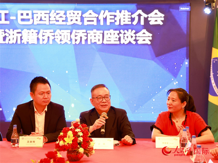 浙江海外聯(lián)誼會(huì)常務(wù)副會(huì)長(zhǎng)徐旭（中）和與會(huì)僑領(lǐng)僑商座談。人民網(wǎng)記者 陳海琪攝