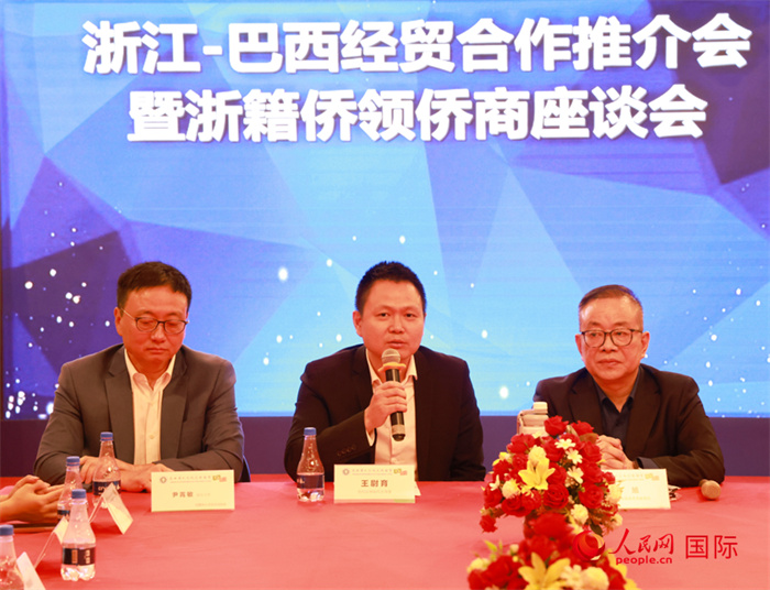 中國(guó)駐里約代總領(lǐng)事王尉育（中）在活動(dòng)中致辭。人民網(wǎng)記者 陳海琪攝