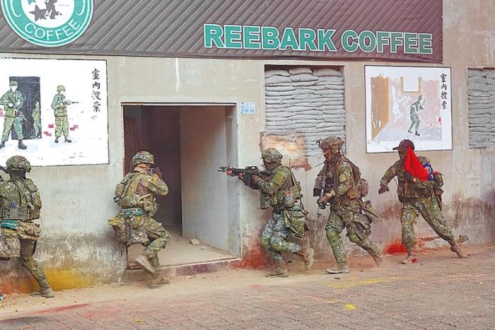 圖為2022年臺陸軍步訓部學員模擬城鎮(zhèn)戰(zhàn)。圖片來源：臺灣《中國時報》。