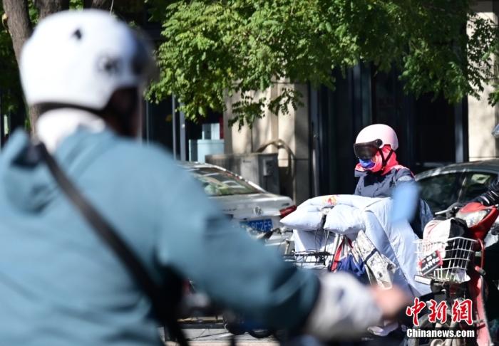 石家莊街頭，市民紛紛穿上厚厚的外套“捂”裝前行。 <a target='_blank' href='/'><p  align=