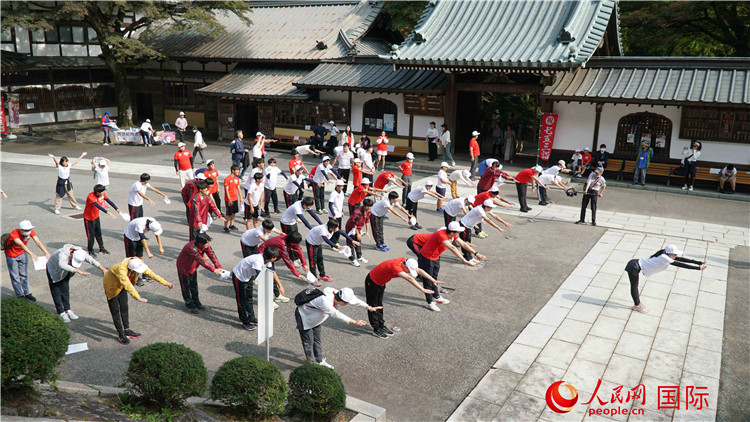開跑前，中日青少年一起做熱身運動。人民網(wǎng) 蔣曉辰攝