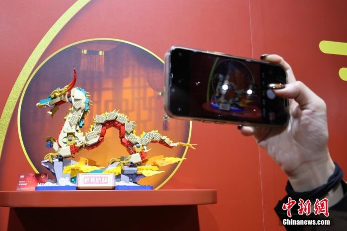 第六屆中國國際進(jìn)口博覽會舉行，消費(fèi)品展區(qū)展出以生肖龍為題材的中國元素產(chǎn)品。<a target='_blank' href='/'><p  align=