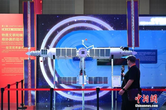 11月5日，觀眾在進(jìn)博會中國館參觀拍攝中國空間站模型。<a target='_blank' href='/'><p  align=