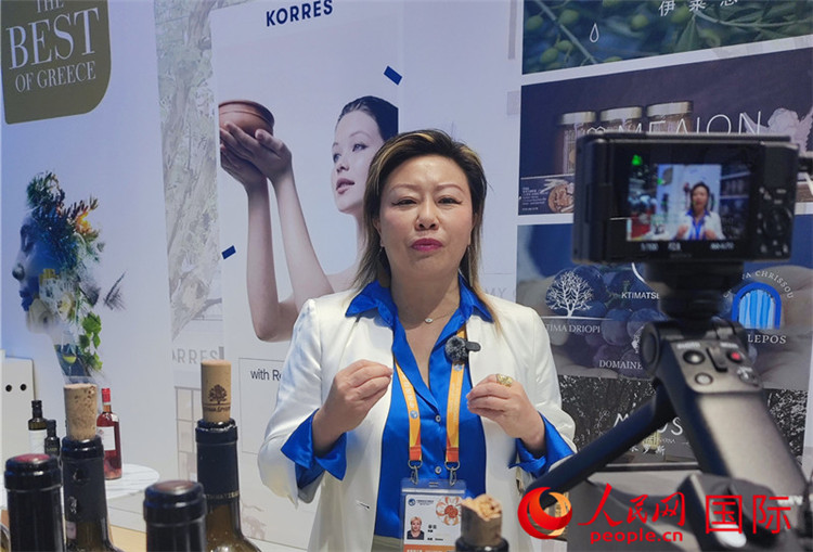 希華集團聯(lián)合創(chuàng)始人兼總裁索菲亞女士接受采訪。人民網(wǎng) 殷韜攝