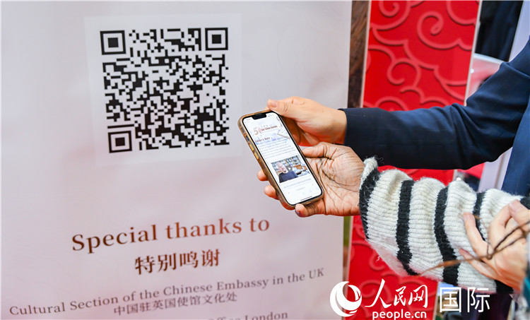 觀眾掃碼《我們的中國故事》系列視頻。人民網(wǎng) 郭錦標(biāo)攝