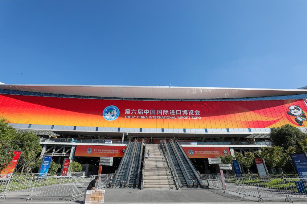 這是第六屆進(jìn)博會(huì)場(chǎng)館國(guó)家會(huì)展中心（上海）外景（2023年11月2日攝）。新華社記者 辛夢(mèng)晨 攝