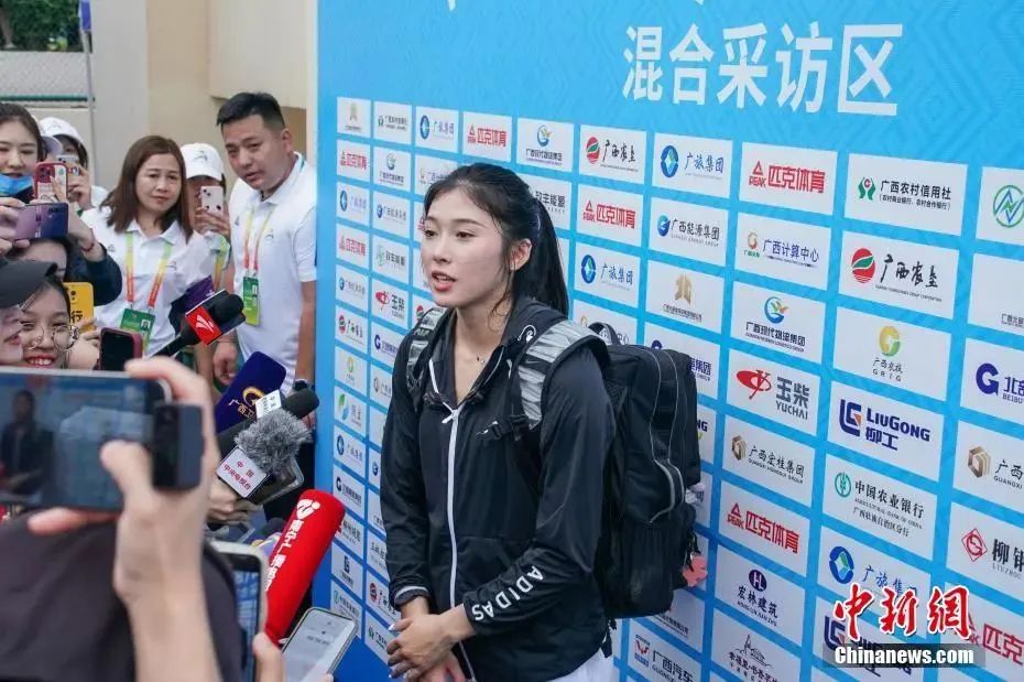 圖為吳艷妮在10日比賽結(jié)束后接受媒體采訪。陳冠言 攝