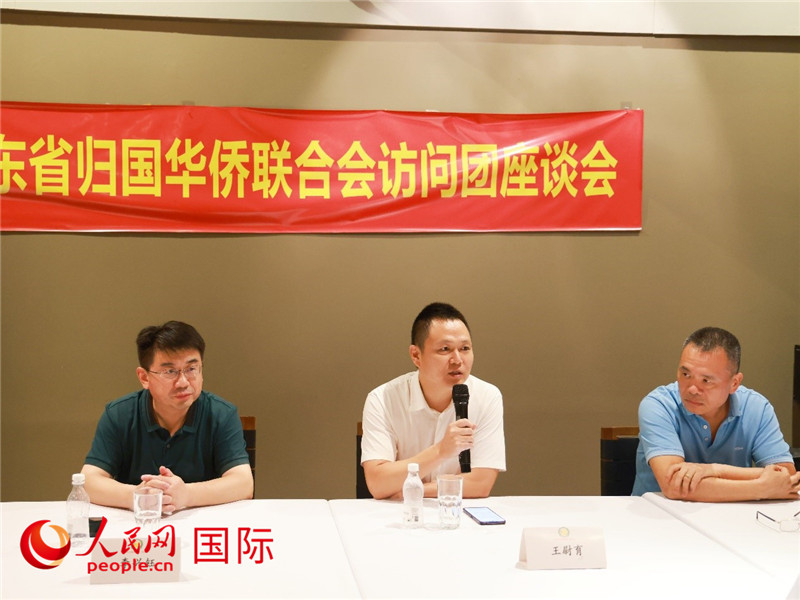 中國駐里約總領館副總領事王尉育（中）在座談會上致辭。人民網(wǎng)記者 陳海琪攝